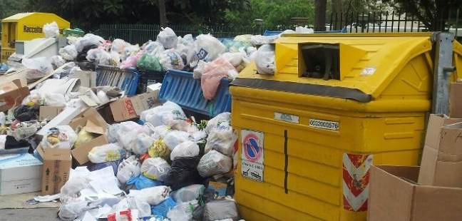 “Vietati i conferimenti di domenica | Si rispettino le regole comunali”