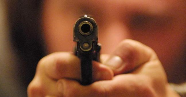 Spara contro l’ambulante | Per miracolo non lo uccide