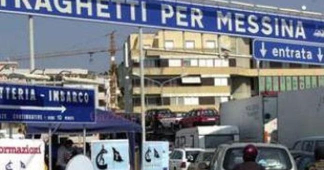 Lunghe code per la Sicilia | Più di due ore per il traghetto