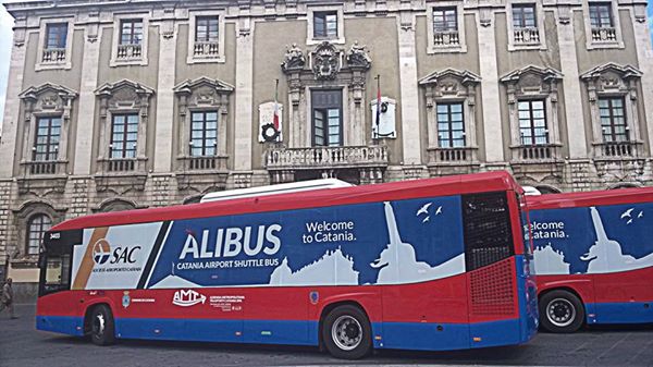 Turista dimentica borsa sul bus |Trovata e restituita dalla polizia