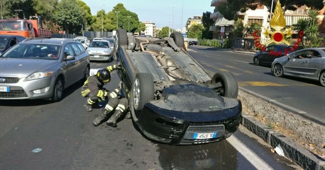 Auto ribaltata, un ferito |Intervento dei pompieri