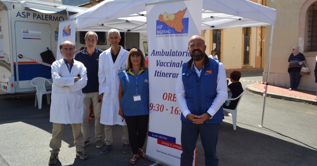 Asp in piazza a Casteldaccia | con il camper delle vaccinazioni
