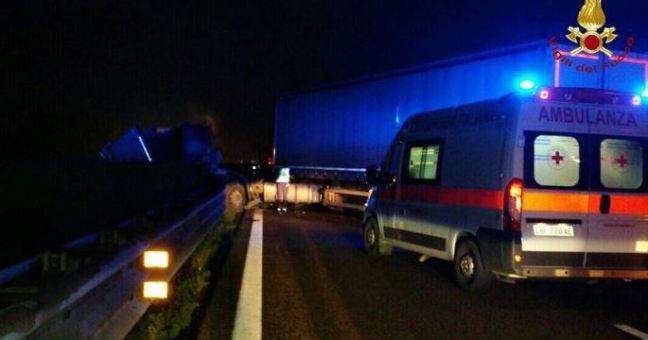 Scontro con un camion | Morti due ventenni