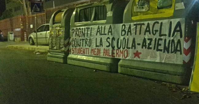 Scuola al via tra le proteste | Striscioni in città degli studenti