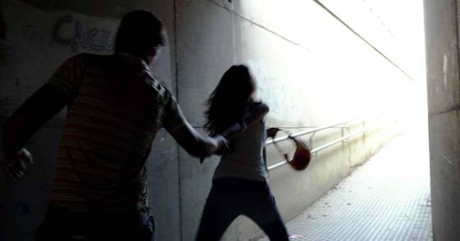 Donna aggredita | I passanti la salvano