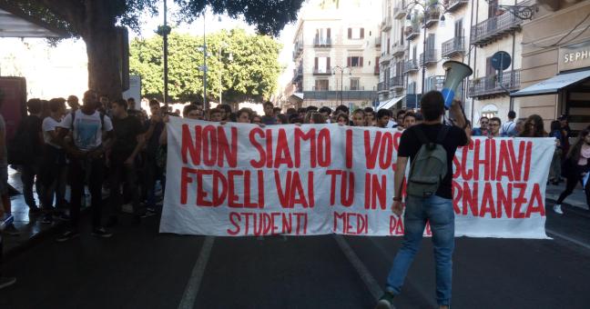 “Il governo distrugge la scuola” | Gli studenti scendono in piazza