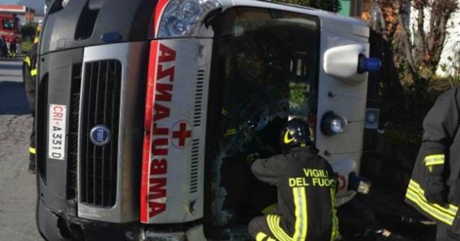 Scontro tra un tir | e un’ambulanza