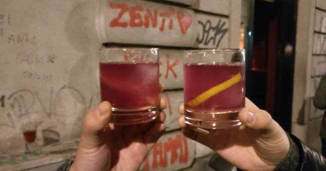 Beve un cocktail | e si accascia