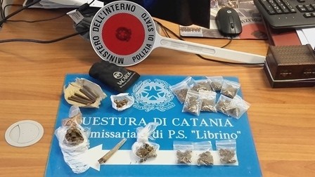 Spacciatore maldestro |tenta di vendere dose a poliziotto