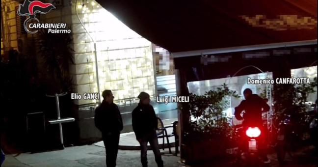 Rivolta dei commercianti al Borgo | Un 16enne ‘emissario’ dei clan