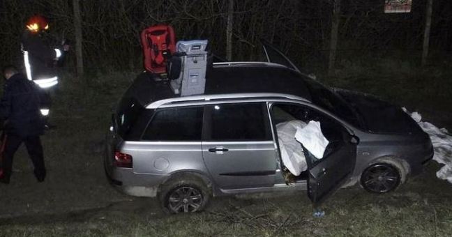 Uccide i due figli piccoli | Poi tenta il suicidio in auto