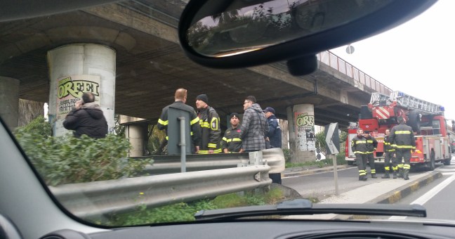 Caduta di calcinacci dal ponte |Chiuso raccordo da via Giuffrida