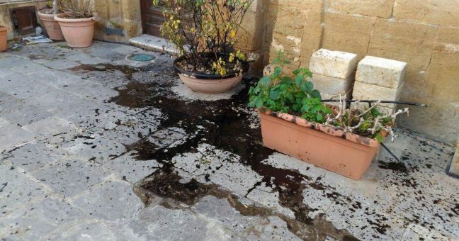 Vandali alla chiesa Anime Sante | Biglietto di minacce al parroco