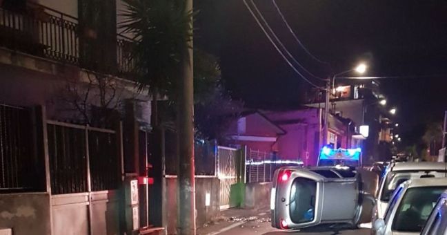 Urta tombino, auto si ribalta |Tragedia sfiorata a San Giorgio