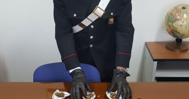 Butta la droga del figlio | Arrestati tre giovani pusher