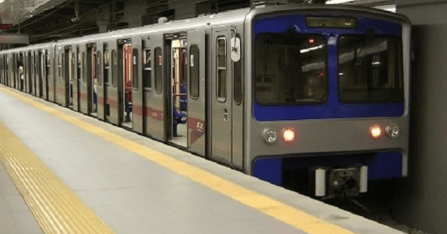 Donna travolta | dal treno: è grave