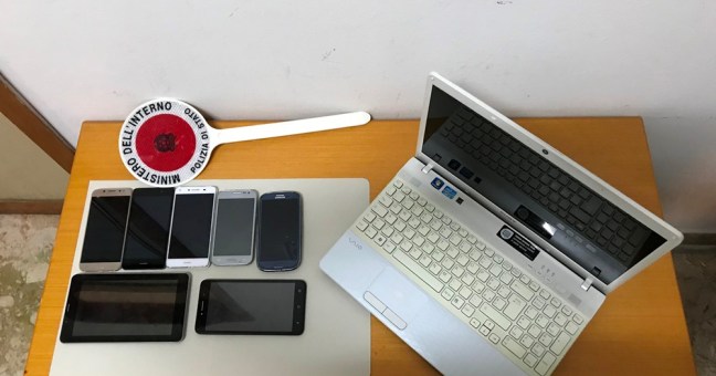 Telefonini, pc e una bicicletta | Tutto finiva su una bancarella