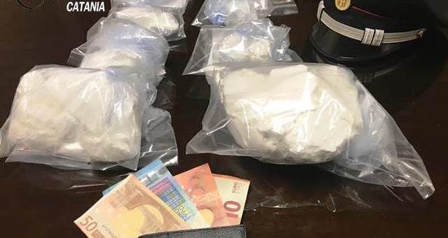 Tenta di gettare cocaina |Nei guai il figlio del boss