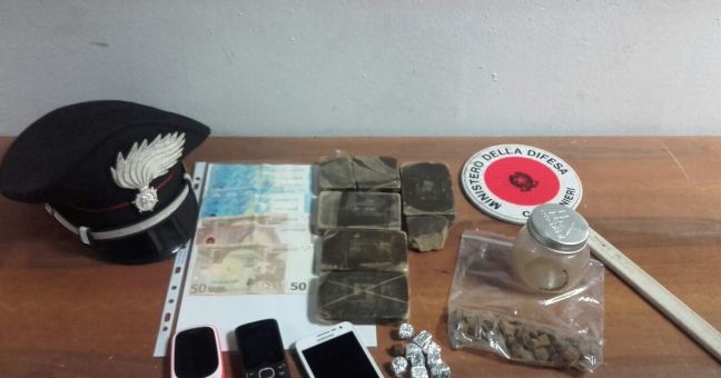 Cinque panetti di hashish in casa | Arrestato un diciottenne