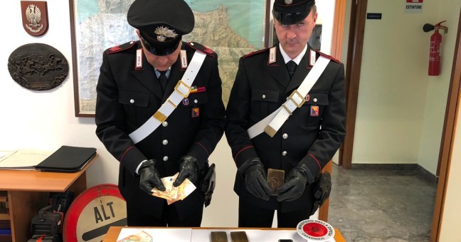 Sorpresi con hashish in casa | Arrestati padre e figlio