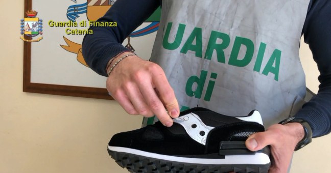 GdF sequestra 115 mila oggetti |Denunciato un imprenditore