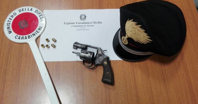 Con una pistola al Municipio | “Il sindaco non mi ascolta”