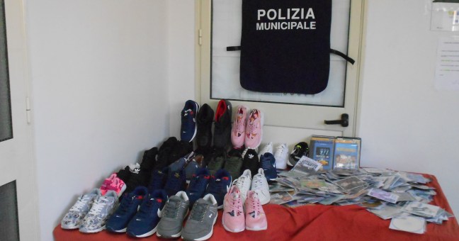 Borse e cd contraffatti | Blitz e sequestro della municipale