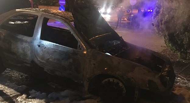 Delia, incendiata l’auto del sindaco | Intimidazione in vista del voto