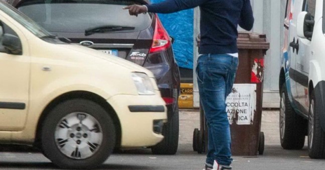 “Bugie contro i poliziotti” | Il posteggiatore “incastrato”