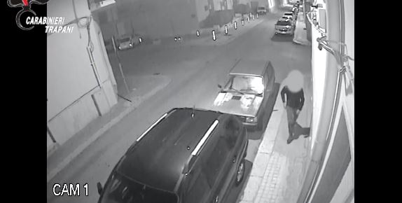 Bruciare auto? Un gioco | GUARDA IL VIDEO