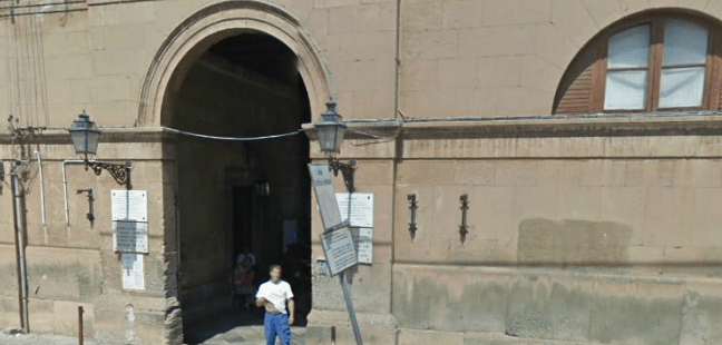 Posteggiatore denuncia due agenti | Va ai domiciliari per calunnia