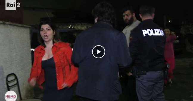 “Faccia di m… ti levi” | L’aggressione in diretta