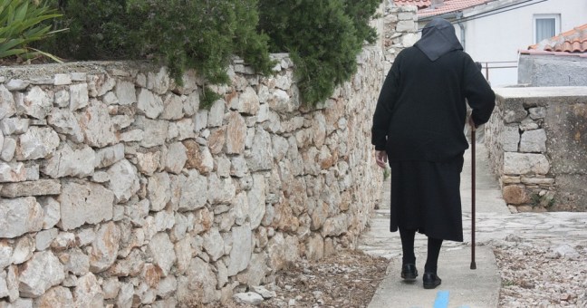 Si fanno nominare eredi | Anziana signora truffata