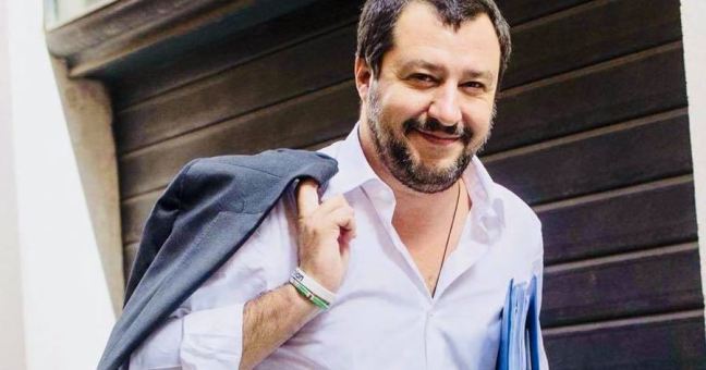 “Immigrati nei centri, non in giro” | Il tweet del ministro Salvini