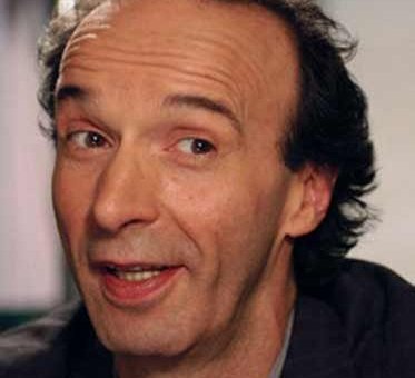 Cade dal gommone | Benigni si fa male