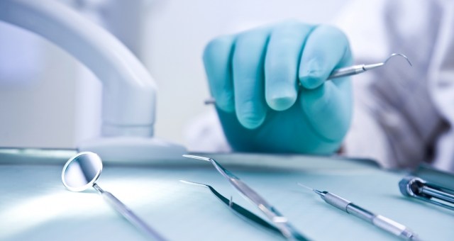 “Aggredita da un negro” | Bufera sul dentista