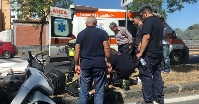 Incidente in via Santa Sofia |Ambulanza sul posto