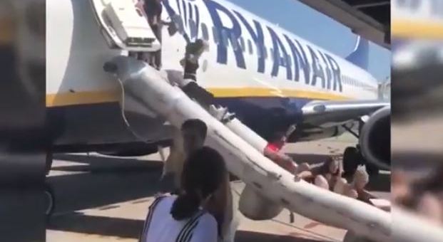 Momenti di panico a bordo | Lo scoppio e l’evacuazione