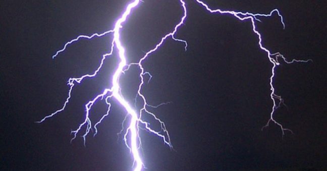 Fulmine colpisce un’antenna | Esplode un televisore