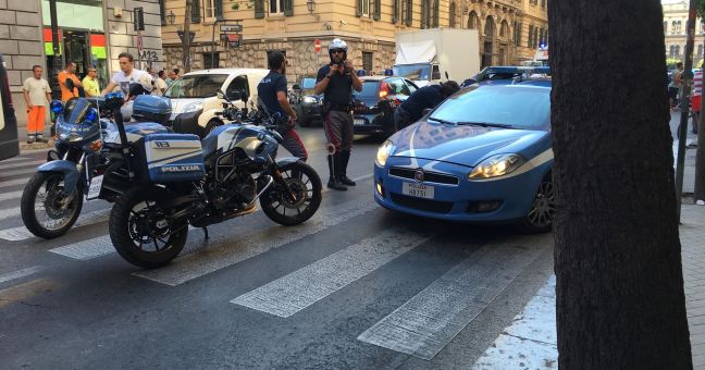 Danneggia le auto, blocca il traffico| Caos e panico in via Roma