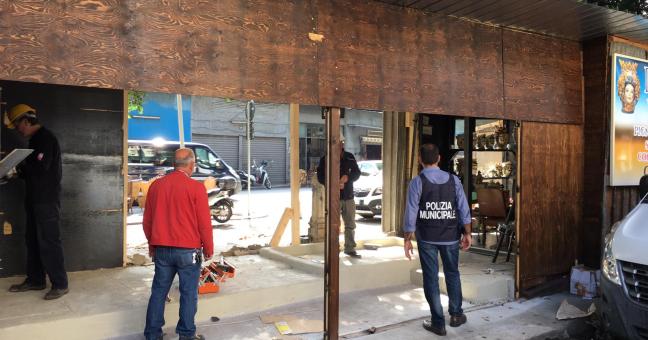 Abusivismo al mercato delle pulci | Dismessa una baracca in legno