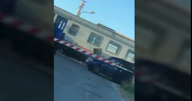 Furgoncino bloccato sui binari | L’impatto col treno VIDEO