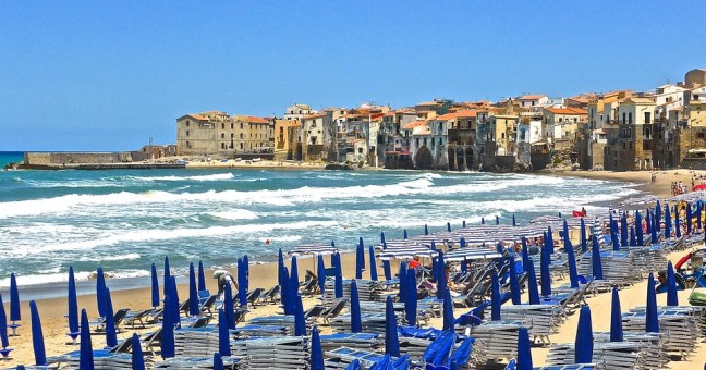 Perquisizioni nei lidi di Cefalù | Tre indagati per le concessioni