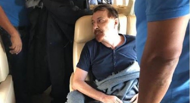 Battisti è atterrato | Salvini: “Sono commosso”