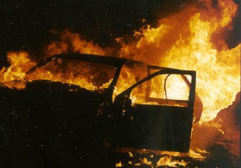 Sperona un’auto e le dà fuoco | Dentro c’era la ex: è grave