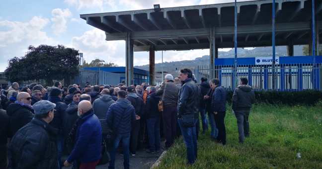 Lavoratori Blutec alla Regione | Tensione in piazza Indipendenza