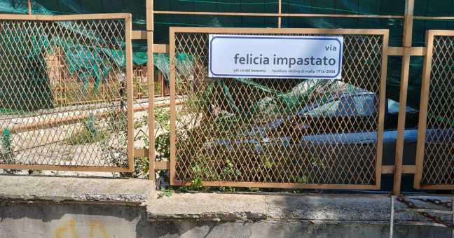 Danneggiata e ricollocata | la targa di Felicia Impastato