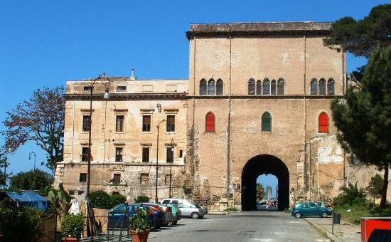 Rapina violenta in centro storico| Baby gang in azione alla Kalsa