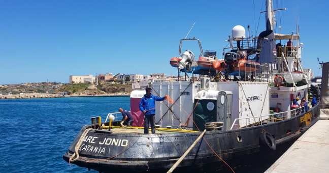 Mare Jonio, sbarcano i migranti | L’applauso sulla banchina VIDEO