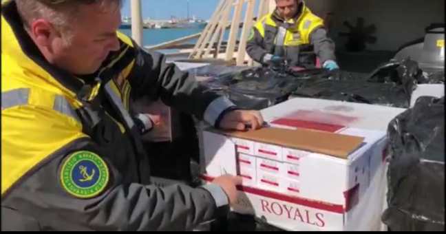 La nave delle “bionde”: 5 arresti| Sei tonnellate di sigarette